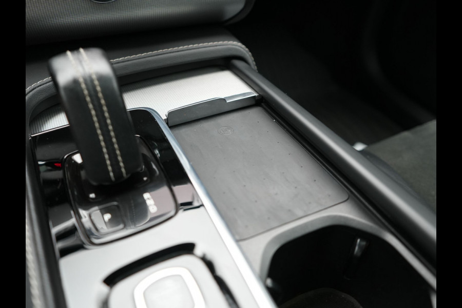 Volvo XC90 T8 Recharge AWD R-Design 7 Persoons Long Range PHEV 456pk Dealer O.H | Luchtvering | Trekhaak Af Fabriek | Panodak | 360 Camera | Adaptive Cruise | Harman  / Kardon | Alcantara Sportstoelen Memory & Verwarmd | Keyless | Pilot Assist | Apple Carplay | Stuur Verwarmd | BLIS | Adaptive LED | Navigatie | Virtual | DAB | 22"L.M | Plug In Hybrid |
