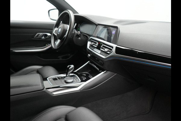 BMW 3 Serie Touring 330e Sportline PHEV 293pk Dealer O.H. | Dravitgrau | Trekhaak Af Fabriek | Adaptive Cruise | Laser LED | Head Up | Adaptief Onderstel | Camera | Sportstoelen Verwarmd | Sfeerverlichting | Keyless | Blis | Apple Carplay | 19"L.M | Plug In Hybrid |