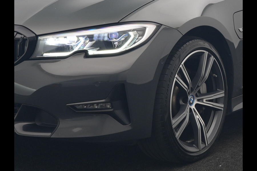 BMW 3 Serie Touring 330e Sportline PHEV 293pk Dealer O.H. | Dravitgrau | Trekhaak Af Fabriek | Adaptive Cruise | Laser LED | Head Up | Adaptief Onderstel | Camera | Sportstoelen Verwarmd | Sfeerverlichting | Keyless | Blis | Apple Carplay | 19"L.M | Plug In Hybrid |