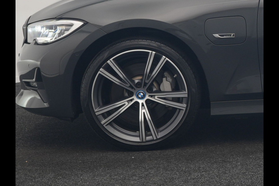BMW 3 Serie Touring 330e Sportline PHEV 293pk Dealer O.H. | Dravitgrau | Trekhaak Af Fabriek | Adaptive Cruise | Laser LED | Head Up | Adaptief Onderstel | Camera | Sportstoelen Verwarmd | Sfeerverlichting | Keyless | Blis | Apple Carplay | 19"L.M | Plug In Hybrid |