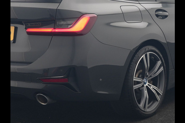 BMW 3 Serie Touring 330e Sportline PHEV 293pk Dealer O.H. | Dravitgrau | Trekhaak Af Fabriek | Adaptive Cruise | Laser LED | Head Up | Adaptief Onderstel | Camera | Sportstoelen Verwarmd | Sfeerverlichting | Keyless | Blis | Apple Carplay | 19"L.M | Plug In Hybrid |