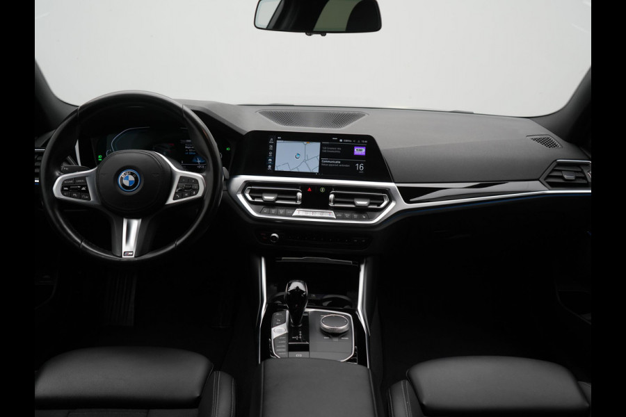 BMW 3 Serie Touring 330e Sportline PHEV 293pk Dealer O.H. | Dravitgrau | Trekhaak Af Fabriek | Adaptive Cruise | Laser LED | Head Up | Adaptief Onderstel | Camera | Sportstoelen Verwarmd | Sfeerverlichting | Keyless | Blis | Apple Carplay | 19"L.M | Plug In Hybrid |