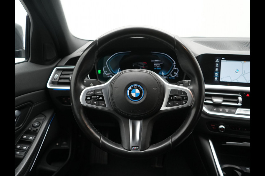 BMW 3 Serie Touring 330e Sportline PHEV 293pk Dealer O.H. | Dravitgrau | Trekhaak Af Fabriek | Adaptive Cruise | Laser LED | Head Up | Adaptief Onderstel | Camera | Sportstoelen Verwarmd | Sfeerverlichting | Keyless | Blis | Apple Carplay | 19"L.M | Plug In Hybrid |