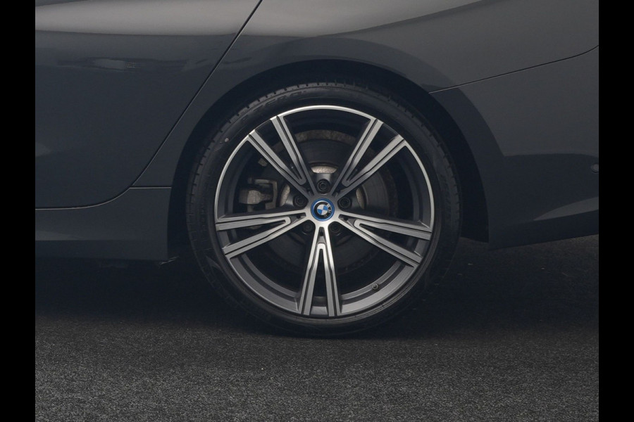 BMW 3 Serie Touring 330e Sportline PHEV 293pk Dealer O.H. | Dravitgrau | Trekhaak Af Fabriek | Adaptive Cruise | Laser LED | Head Up | Adaptief Onderstel | Camera | Sportstoelen Verwarmd | Sfeerverlichting | Keyless | Blis | Apple Carplay | 19"L.M | Plug In Hybrid |