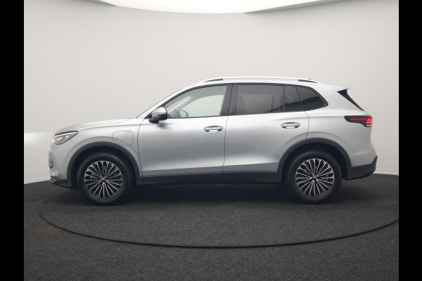 Volkswagen Tiguan 1.5 eHybrid Life PHEV 204pk | Trekhaak Af Fabriek | Adaptive Cruise | Camera | Sportstoelen Verwarmd | BLIS | Sfeerverlichting | Stuurverwarming | Apple Carplay | IQ Drive | Navigatie | Virtual | DAB | 18"L.M | Plug In Hybrid |