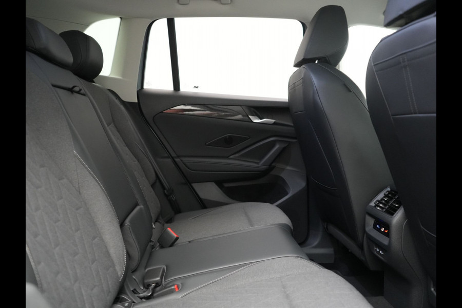 Volkswagen Tiguan 1.5 eHybrid Life PHEV 204pk | Trekhaak Af Fabriek | Adaptive Cruise | Camera | Sportstoelen Verwarmd | BLIS | Sfeerverlichting | Stuurverwarming | Apple Carplay | IQ Drive | Navigatie | Virtual | DAB | 18"L.M | Plug In Hybrid |