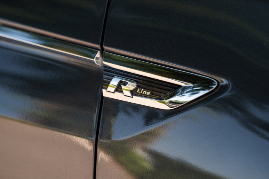 Volkswagen Tiguan 1.5 TSI ACT Highline Business R Panoramadak I Trekhaak I NL Auto I NAP I Dynaudio I Adaptive Cruise I PDC