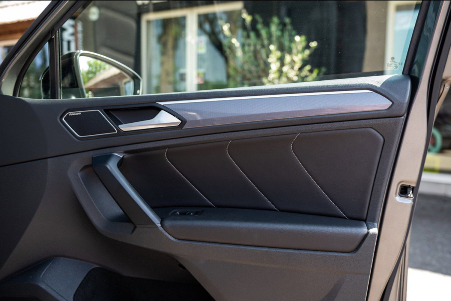 Volkswagen Tiguan 1.5 TSI ACT Highline Business R Panoramadak I Trekhaak I NL Auto I NAP I Dynaudio I Adaptive Cruise I PDC