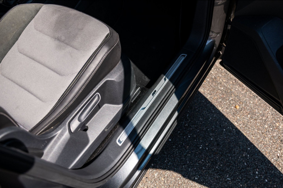 Volkswagen Tiguan 1.5 TSI ACT Highline Business R Panoramadak I Trekhaak I NL Auto I NAP I Dynaudio I Adaptive Cruise I PDC