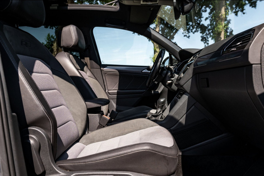 Volkswagen Tiguan 1.5 TSI ACT Highline Business R Panoramadak I Trekhaak I NL Auto I NAP I Dynaudio I Adaptive Cruise I PDC