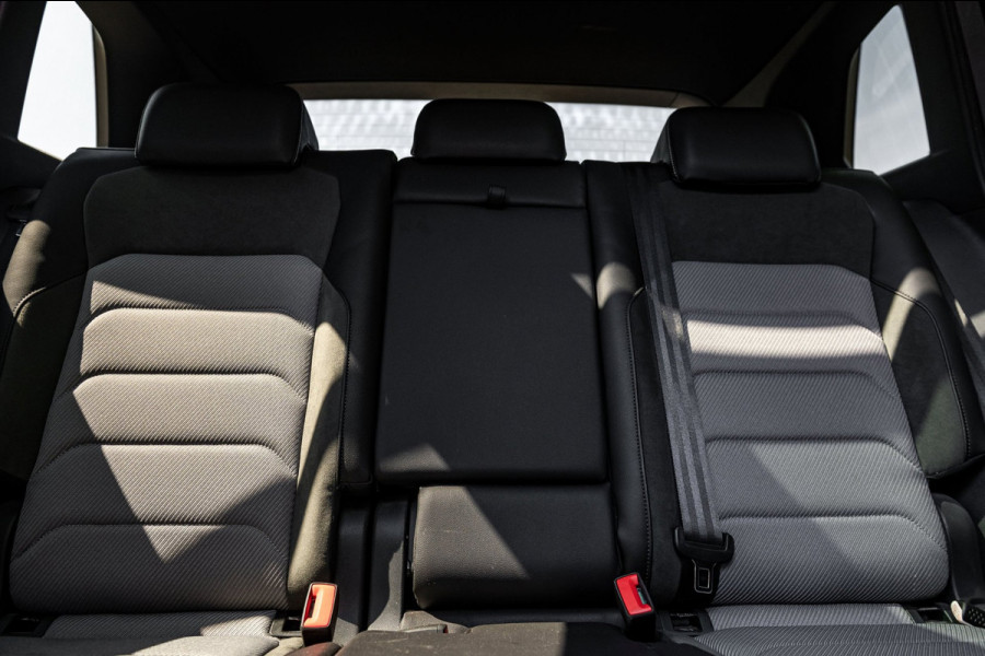 Volkswagen Tiguan 1.5 TSI ACT Highline Business R Panoramadak I Trekhaak I NL Auto I NAP I Dynaudio I Adaptive Cruise I PDC