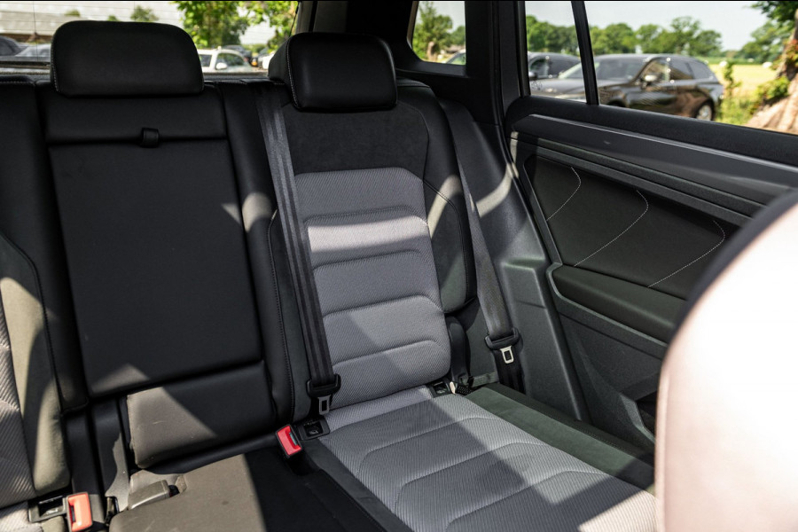 Volkswagen Tiguan 1.5 TSI ACT Highline Business R Panoramadak I Trekhaak I NL Auto I NAP I Dynaudio I Adaptive Cruise I PDC