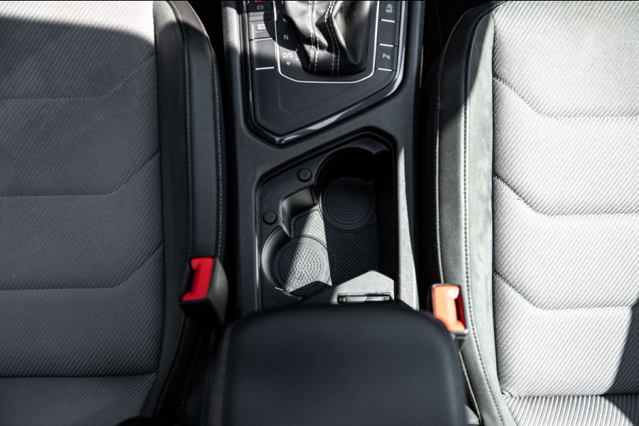 Volkswagen Tiguan 1.5 TSI ACT Highline Business R Panoramadak I Trekhaak I NL Auto I NAP I Dynaudio I Adaptive Cruise I PDC