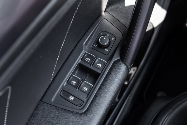Volkswagen Tiguan 1.5 TSI ACT Highline Business R Panoramadak I Trekhaak I NL Auto I NAP I Dynaudio I Adaptive Cruise I PDC