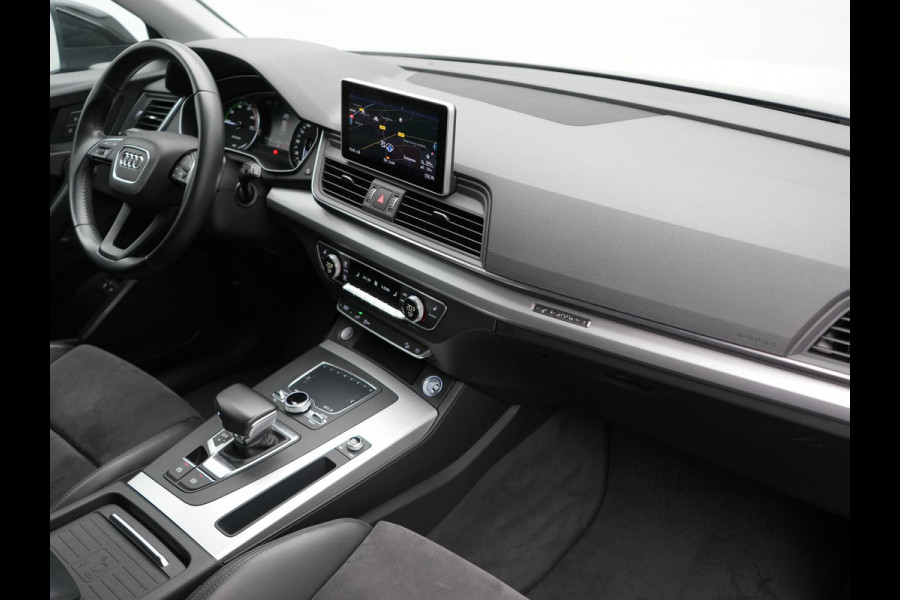 Audi Q5 50 TFSI e Quattro S Line PHEV 300pk Dealer O.H. | Trekhaak Af Fabriek | Luchtvering | Alcantara Sportstoelen Verwarmd | Cruise Control | Navigatie Plus | DAB | LED Koplampen | 18"L.M | Plug In Hybrid |