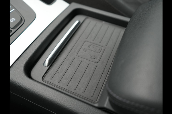 Audi Q5 50 TFSI e Quattro S Line PHEV 300pk Dealer O.H. | Trekhaak Af Fabriek | Luchtvering | Alcantara Sportstoelen Verwarmd | Cruise Control | Navigatie Plus | DAB | LED Koplampen | 18"L.M | Plug In Hybrid |