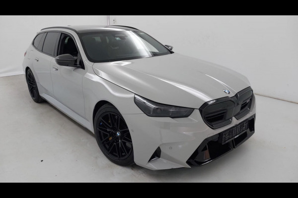 BMW M5 Touring | Kreidegrau Ind. | Ultimate Pack | Keramisch | Pano | Trekh | B&W | DA+
