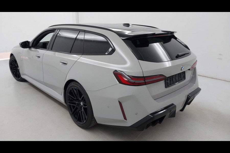 BMW M5 Touring | Kreidegrau Ind. | Ultimate Pack | Keramisch | Pano | Trekh | B&W | DA+