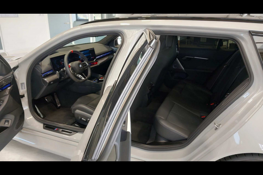 BMW M5 Touring | Kreidegrau Ind. | Ultimate Pack | Keramisch | Pano | Trekh | B&W | DA+