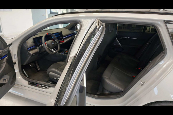 BMW M5 Touring | Kreidegrau Ind. | Ultimate Pack | Keramisch | Pano | Trekh | B&W | DA+