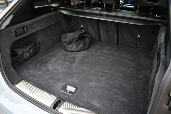 BMW M5 Touring | Kreidegrau Ind. | Ultimate Pack | Keramisch | Pano | Trekh | B&W | DA+