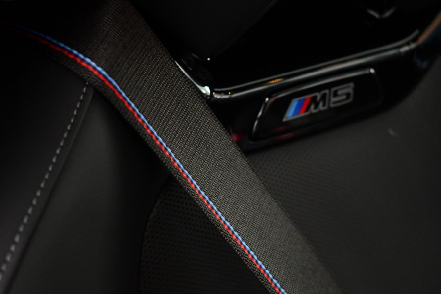 BMW M5 Touring | Kreidegrau Ind. | Ultimate Pack | Keramisch | Pano | Trekh | B&W | DA+