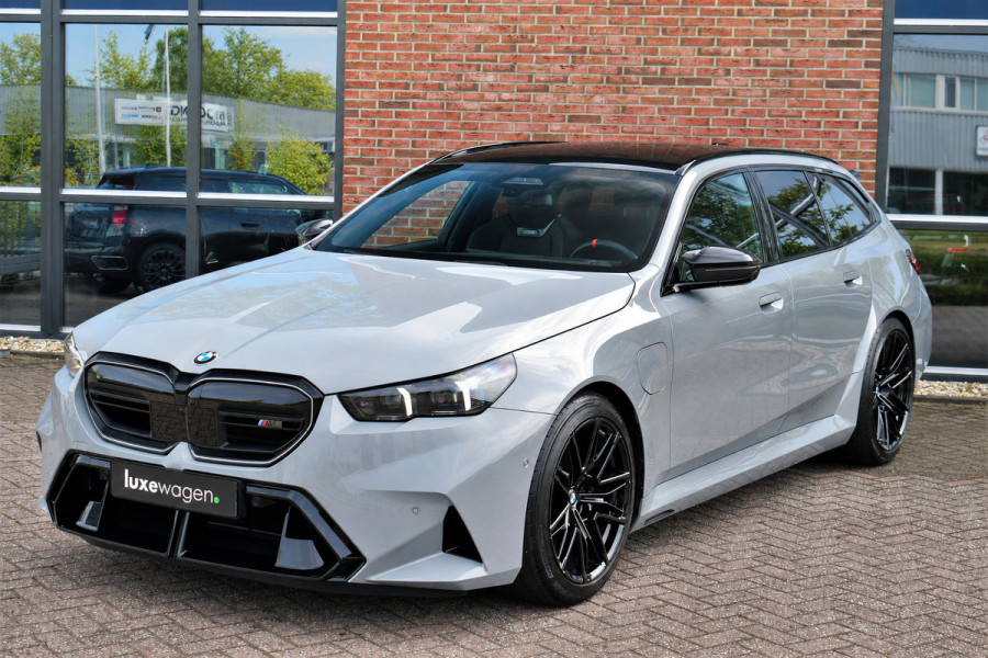 BMW M5 Touring | Kreidegrau Ind. | Ultimate Pack | Keramisch | Pano | Trekh | B&W | DA+