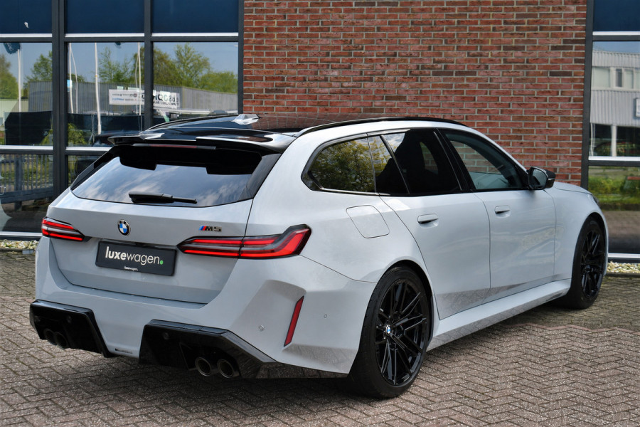 BMW M5 Touring | Kreidegrau Ind. | Ultimate Pack | Keramisch | Pano | Trekh | B&W | DA+