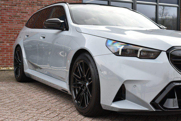 BMW M5 Touring | Kreidegrau Ind. | Ultimate Pack | Keramisch | Pano | Trekh | B&W | DA+