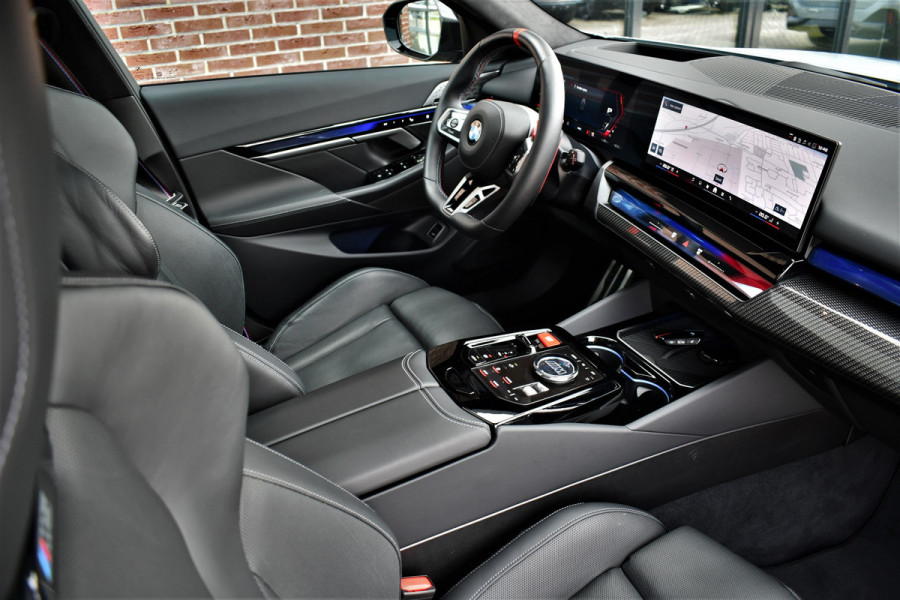 BMW M5 Touring | Kreidegrau Ind. | Ultimate Pack | Keramisch | Pano | Trekh | B&W | DA+