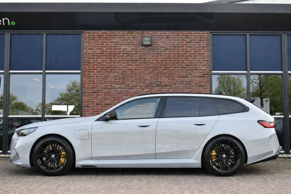 BMW M5 Touring | Kreidegrau Ind. | Ultimate Pack | Keramisch | Pano | Trekh | B&W | DA+
