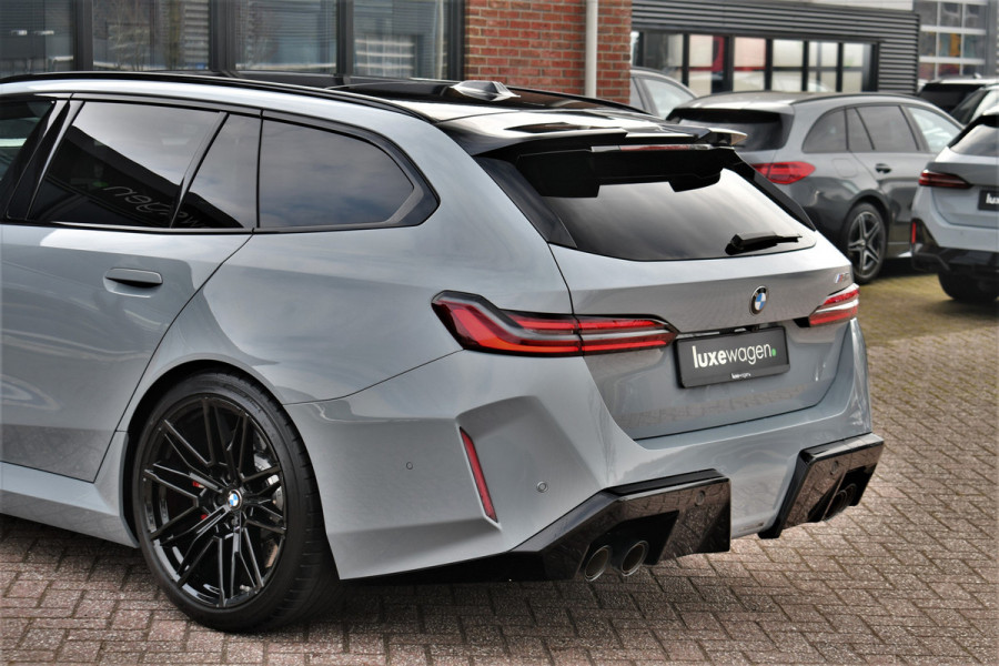 BMW M5 Touring | Kreidegrau Ind. | Ultimate Pack | Keramisch | Pano | Trekh | B&W | DA+