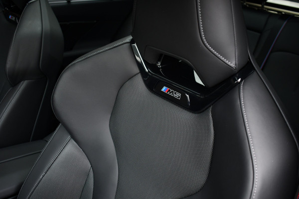 BMW M5 Touring | Kreidegrau Ind. | Ultimate Pack | Keramisch | Pano | Trekh | B&W | DA+