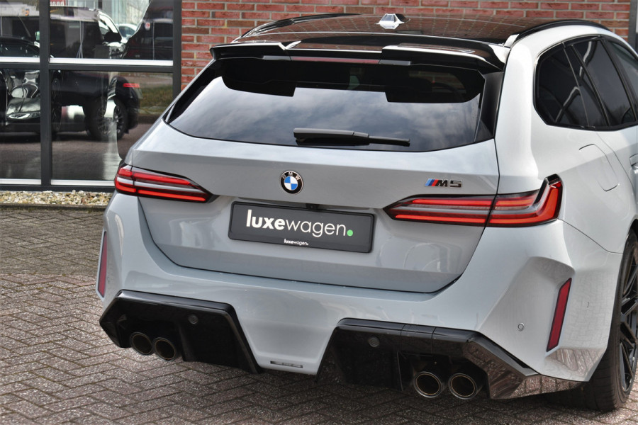 BMW M5 Touring | Kreidegrau Ind. | Ultimate Pack | Keramisch | Pano | Trekh | B&W | DA+