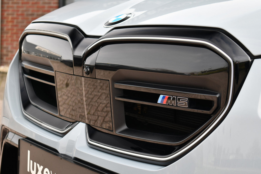 BMW M5 Touring | Kreidegrau Ind. | Ultimate Pack | Keramisch | Pano | Trekh | B&W | DA+