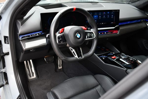 BMW M5 Touring | Kreidegrau Ind. | Ultimate Pack | Keramisch | Pano | Trekh | B&W | DA+