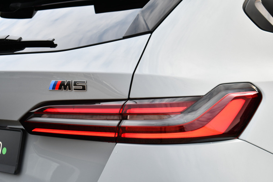 BMW M5 Touring | Kreidegrau Ind. | Ultimate Pack | Keramisch | Pano | Trekh | B&W | DA+