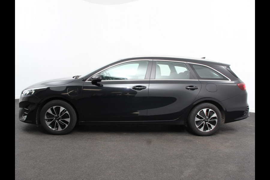 Kia Ceed Sportswagon 1.6 GDI PHEV DynamicLine Automaat Climate control Keyless Cruise control LED Parkeersensoren achter Camera Stuur verwarming Stoel verwarming Apple Carplay/ Andriod Auto