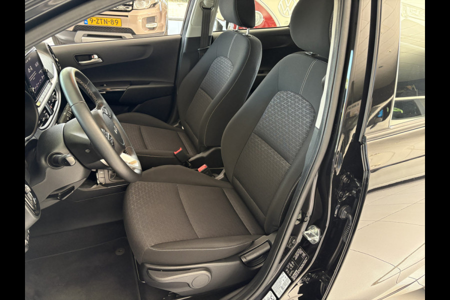 Kia Picanto 1.0 DPi DynamicLine Achteruitrijcamera - Apple carplay - Airco - Cruise control - Navigatie - Cruise control - Licht metalen velgen 14 inch - Radio - Start/stop systeem - Bluetooth - Elektrische ramen - Stuur multifunctioneel