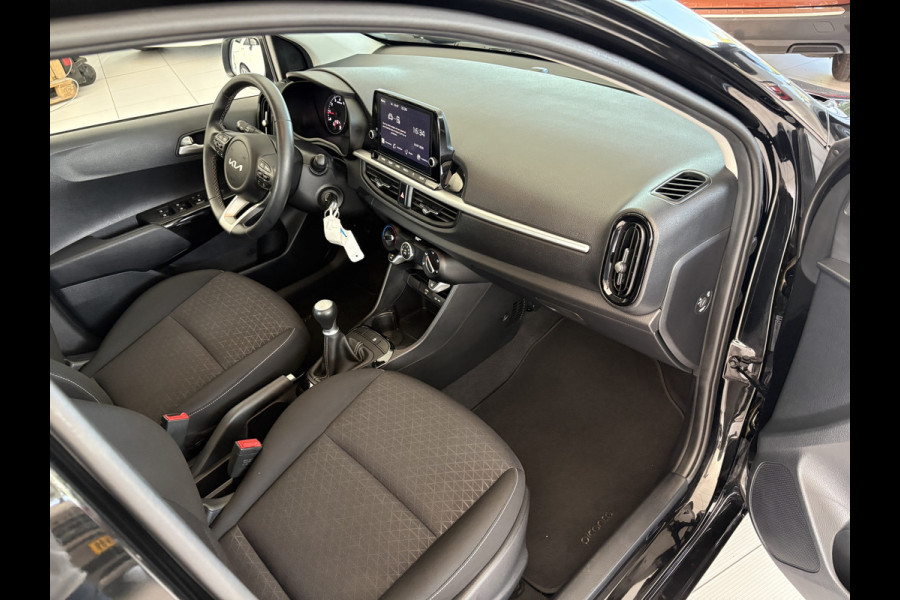 Kia Picanto 1.0 DPi DynamicLine Achteruitrijcamera - Apple carplay - Airco - Cruise control - Navigatie - Cruise control - Licht metalen velgen 14 inch - Radio - Start/stop systeem - Bluetooth - Elektrische ramen - Stuur multifunctioneel