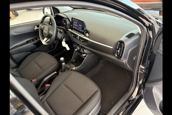 Kia Picanto 1.0 DPi DynamicLine Achteruitrijcamera - Apple carplay - Airco - Cruise control - Navigatie - Cruise control - Licht metalen velgen 14 inch - Radio - Start/stop systeem - Bluetooth - Elektrische ramen - Stuur multifunctioneel