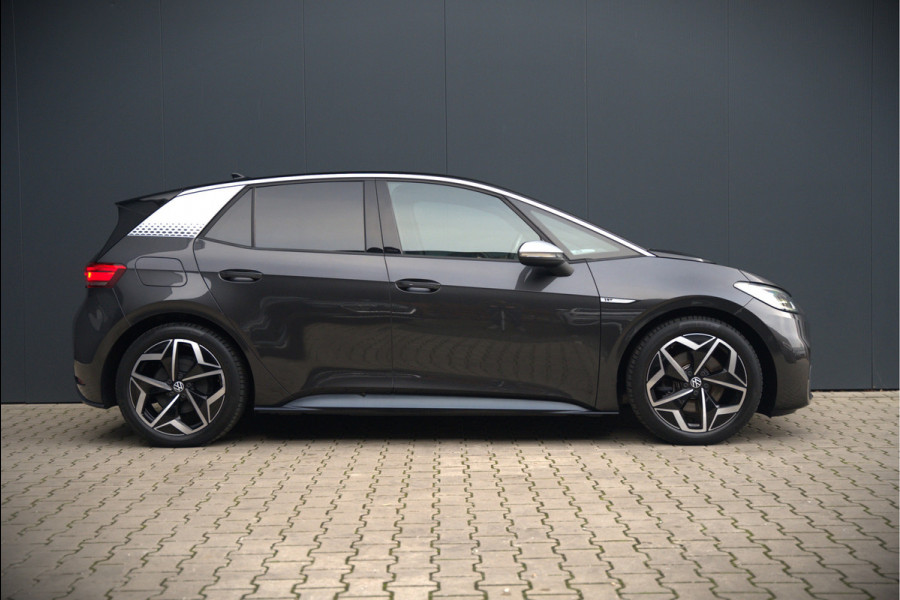 Volkswagen ID.3 First Plus 58 kWh | Stoelverwarming | Stuurverwarming | Camera | Adaptive Cruise Control | Navigatie | Keyless | Parkeersensoren | LED | Apple Carplay | NAP |