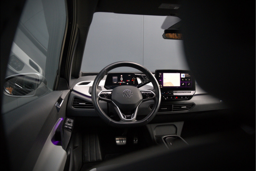 Volkswagen ID.3 First Plus 58 kWh | Stoelverwarming | Stuurverwarming | Camera | Adaptive Cruise Control | Navigatie | Keyless | Parkeersensoren | LED | Apple Carplay | NAP |