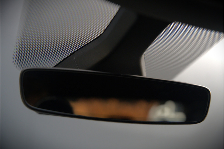Volkswagen ID.3 First Plus 58 kWh | Stoelverwarming | Stuurverwarming | Camera | Adaptive Cruise Control | Navigatie | Keyless | Parkeersensoren | LED | Apple Carplay | NAP |