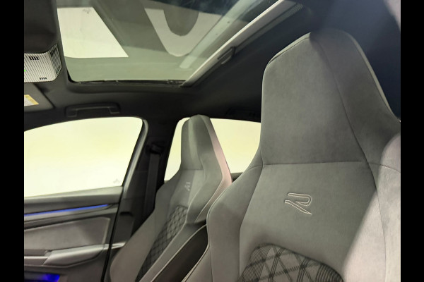 Volkswagen Golf 1.5 eTSI R-Line Business Pano Keyless Trekhaak IQ Camera Sfeerverlichting