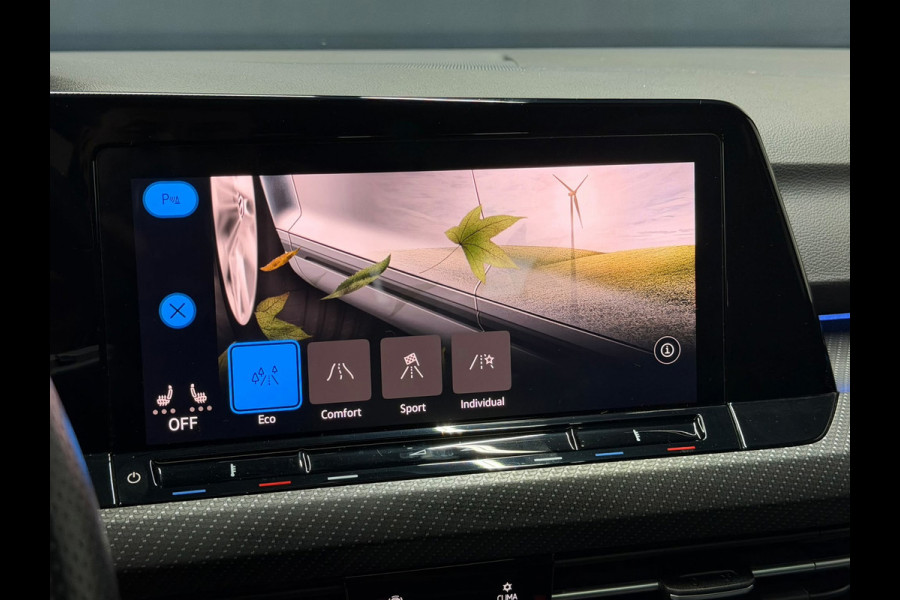 Volkswagen Golf 1.5 eTSI R-Line Business Pano Keyless Trekhaak IQ Camera Sfeerverlichting
