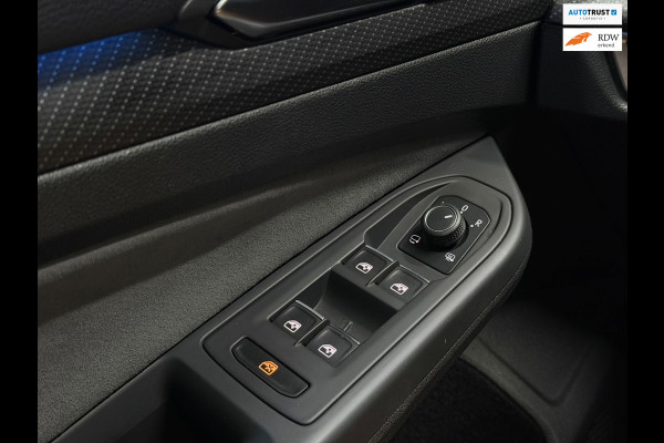 Volkswagen Golf 1.5 eTSI R-Line Business Pano Keyless Trekhaak IQ Camera Sfeerverlichting