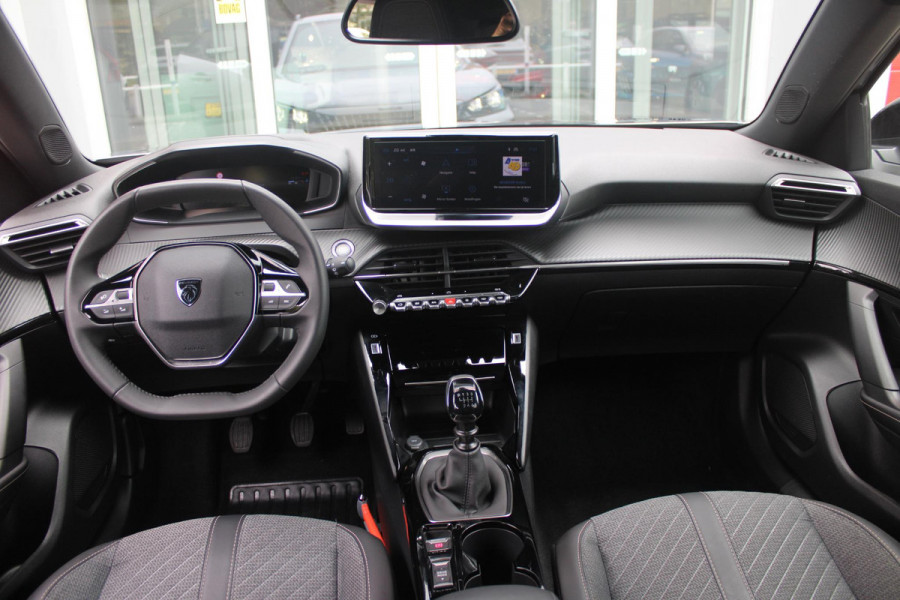 Peugeot 2008 1.2 100PK ALLURE | NAVIGATIE | PARKEERSENSOREN VOOR + ACHTER | KEYLESS ENTRY/START | LICHTMETALEN VELGEN 17" | DRAADLOZE APPLE CARPLAY/ANDROID AUTO | DRAADLOZE TELEFOONLADER | CRUISE CONTROL | DAB + RADIO | LED KOPLAMPEN |