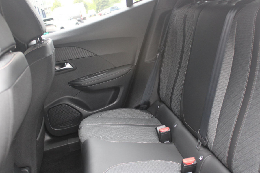 Peugeot 2008 1.2 100PK ALLURE | NAVIGATIE | PARKEERSENSOREN VOOR + ACHTER | KEYLESS ENTRY/START | LICHTMETALEN VELGEN 17" | DRAADLOZE APPLE CARPLAY/ANDROID AUTO | DRAADLOZE TELEFOONLADER | CRUISE CONTROL | DAB + RADIO | LED KOPLAMPEN |