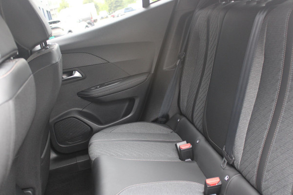 Peugeot 2008 1.2 100PK ALLURE | NAVIGATIE | PARKEERSENSOREN VOOR + ACHTER | KEYLESS ENTRY/START | LICHTMETALEN VELGEN 17" | DRAADLOZE APPLE CARPLAY/ANDROID AUTO | DRAADLOZE TELEFOONLADER | CRUISE CONTROL | DAB + RADIO | LED KOPLAMPEN |